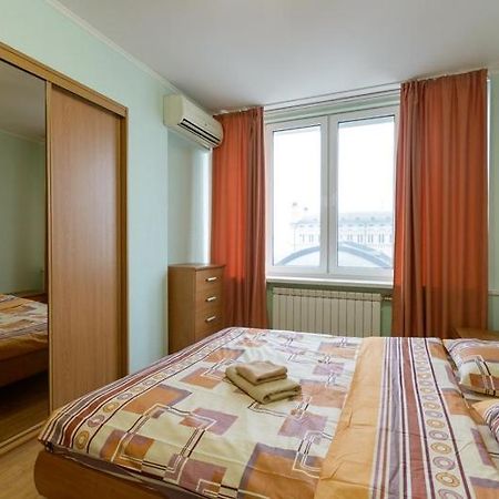 Апартаменти 3-Кімнатні Поруч З М. Театральна Kiev Exterior foto