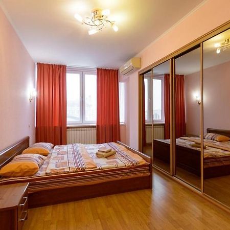 Апартаменти 3-Кімнатні Поруч З М. Театральна Kiev Exterior foto